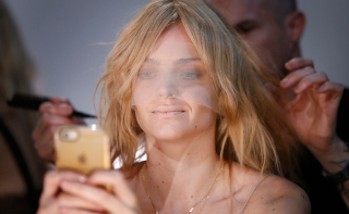 Illustration for article titled 'Y Wasn't I Invited 2 Taylor's?' & Other Things Models Are Maybe Texting BackstageĀ
